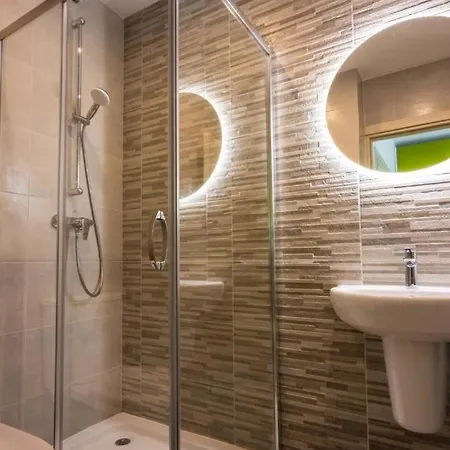 Modern Comfort In Location P2 아파트 *