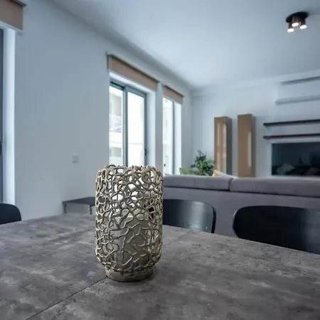 Modern Comfort In Location P2 Apartment