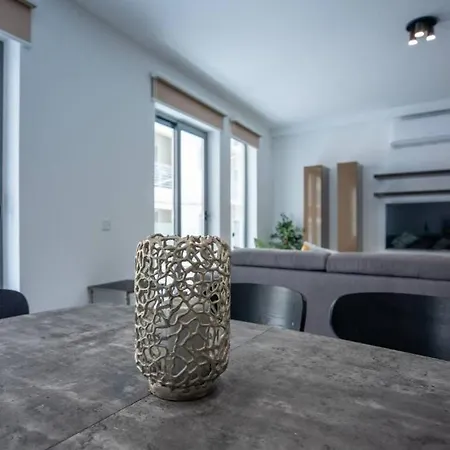 Modern Comfort In Location P2 Apartment *