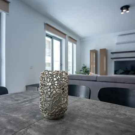 Modern Comfort In Location P2 *